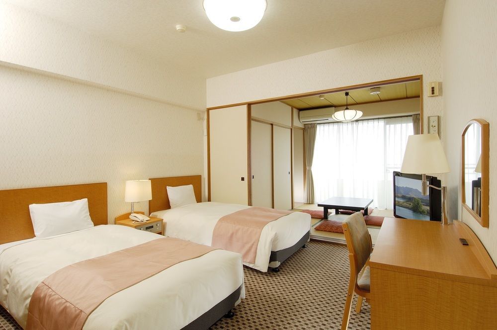 Отель Wisterian Life Club Atami Экстерьер фото
